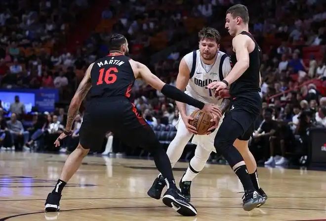 熊猫体育-东契奇重返赛场，表现优异首场状态出色，DWG观众沸腾！比赛高潮迭起(独行侠队东契奇照片)