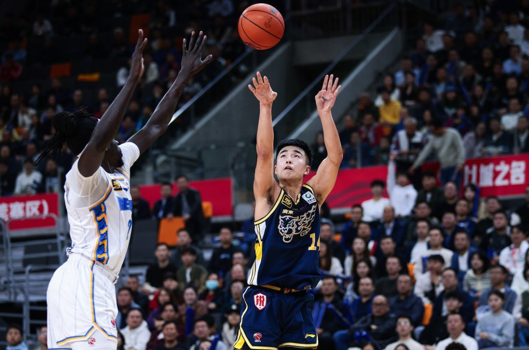 熊猫体育-包含今夜体能课后；广东宏远防线松动备战德国杯；细节曝光；训练强度显著提升的词条