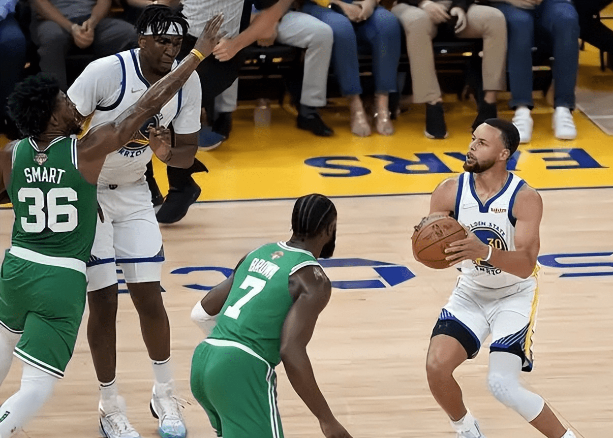 包含孟菲斯灰熊训练开放日，冲刺阶段复出首秀引欢呼，NBA季后赛在即，更衣室氛围转暖的词条