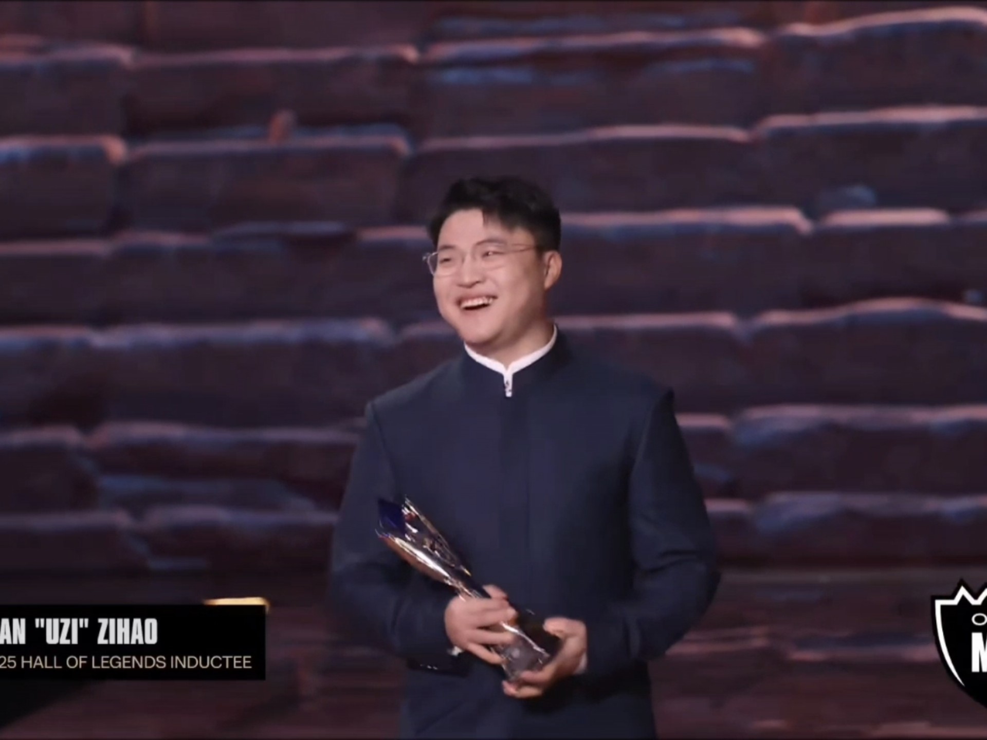 熊猫体育-Uzi回归赛场，比分优势明显首场状态亮眼，热火观众沸腾！的简单介绍